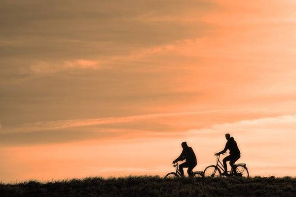 Comment le vélo peut être une alternative écologique et saine pour les voyages touristiques